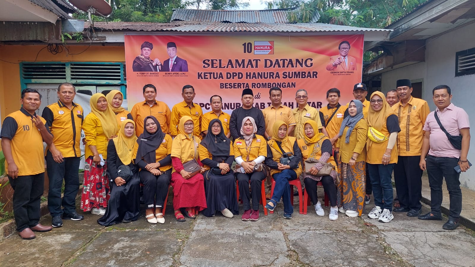 Rombongan Partai Hanura Sumbar disambut hangat pengurus DPC Kabupaten Tanah Datar , Selasa siang (7/11/2023). 